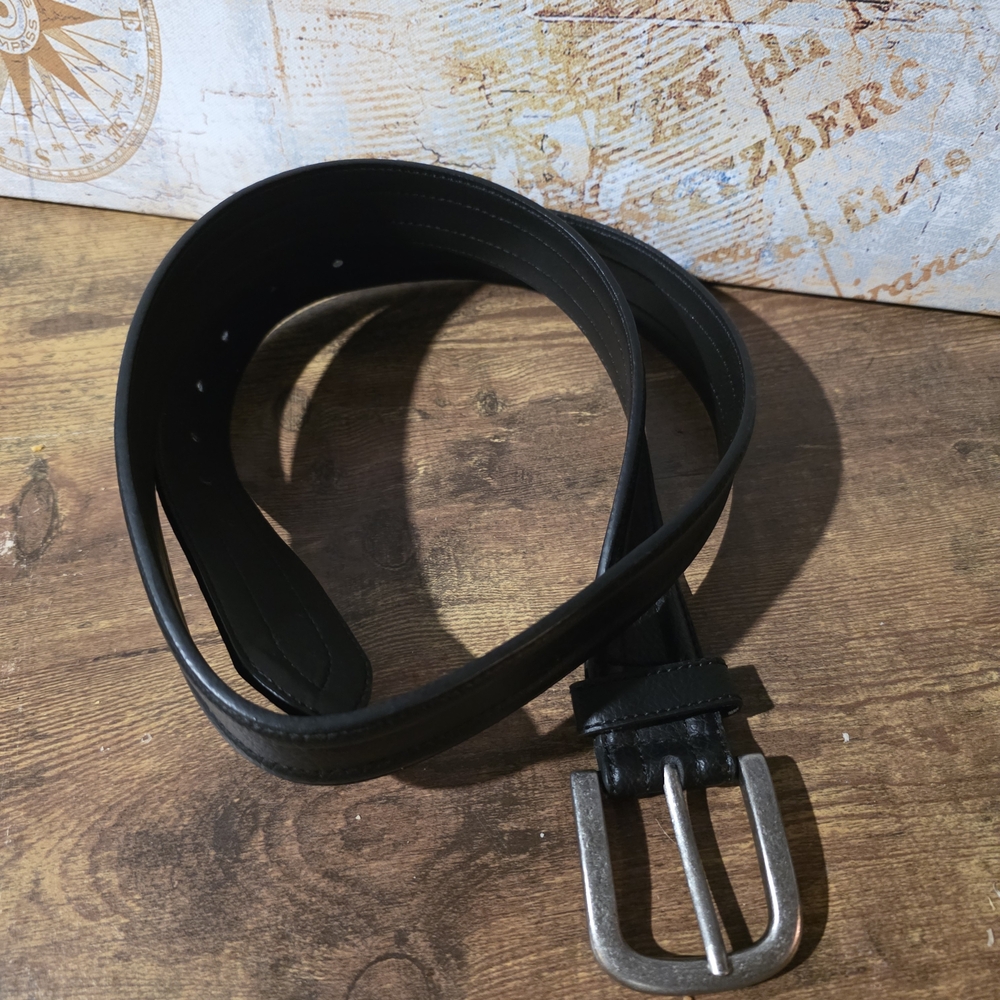 Dickies Men's Black Leather Belt With Silver Buckle. Size 40.